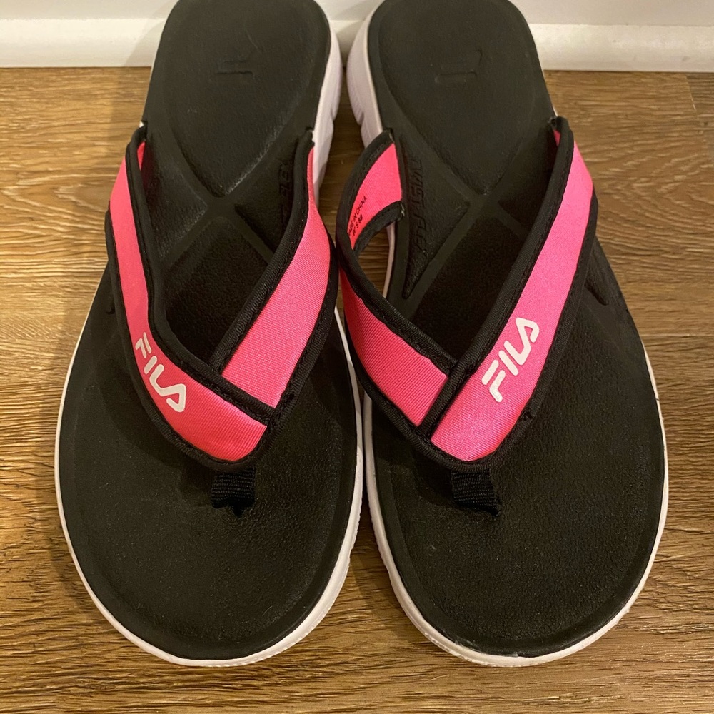 Women’s size 8, Fila flip flops, new without tags - Picture 2 of 3